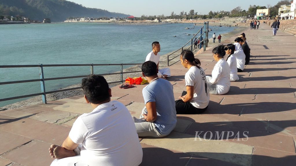 Rombongan dari Indonesia melakukan yoga di tepi Sungai Gangga dan dipimpin Anjasmara, Minggu (5/3).