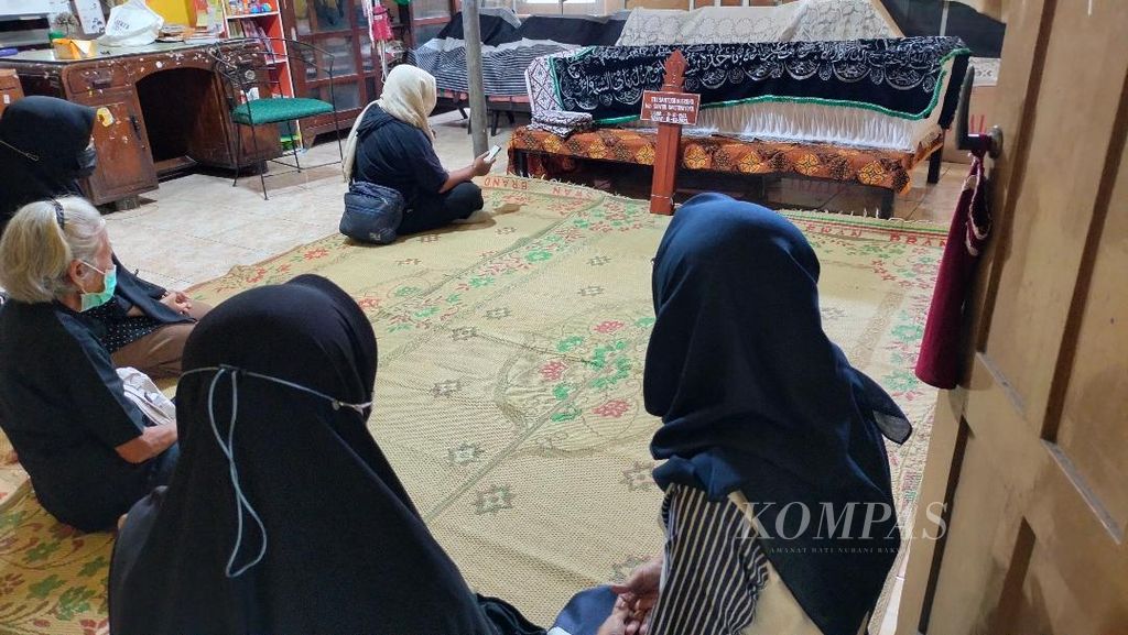 Sejumlah pelayat berdoa di depan jenazah Shinta Ratri di rumah orangtuanya di Kecamatan Banguntapan, Kabupaten Bantul, Daerah Istimewa Yogyakarta, Rabu (1/2/2023). Shinta adalah pejuang kemanusiaan yang intens memperjuangkan hak-hak kaum transpuan.