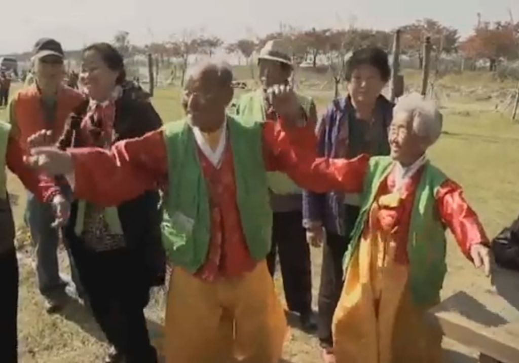 Meski sudah tua, Jo Byeong-man (98) dan istrinya, Kang Kye-yeol (89), dalam film dokumenter <i>My Love, Don’t Cross That River</i> (2013) tak ragu untuk berwisata dan berkumpul dengan lansia lain yang lebih muda. Warga senior tetap memiliki kebutuhan untuk berekreasi dan bersosialisasi.