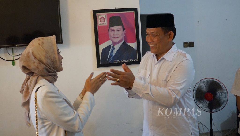 Rektor Universitas Surakarta Astrid Widayani (kiri) bersalaman dengan Ketua DPC Partai Gerindra Kota Surakarta Ardianto Kuswinarno (kanan), Kamis (9/5/2024).