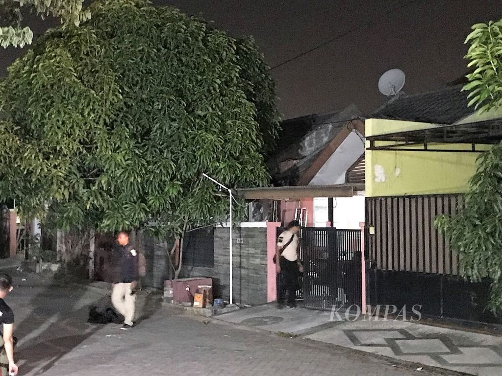 Tim Detasemen Khusus 88 Antiteror Polri mengeluarkan sejumlah barang bukti dari rumah D, pelaku pengeboman di tiga gereja di Surabaya, Jawa Timur, Minggu (13/5/2018). Ada satu bom dari rumah tersebut yang sudah diledakkan.