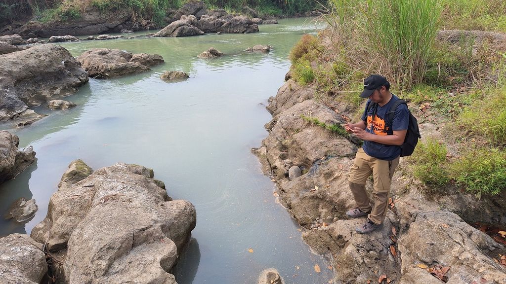 Peneliti Pusat Riset Kebencanaan Geologi Badan Riset dan Inovasi Nasional Sonny Aribowo menyusuri Sungai Cipunagara, Kabupaten Subang, Jawa Barat, Selasa (22/5/2024). Sonny menyingkap tanda Sesar Baribis di lokasi ini.