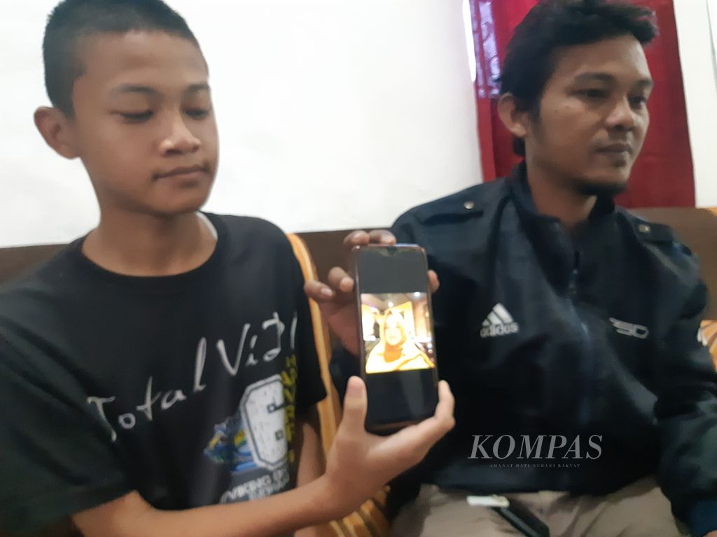 Keluarga menunjukkan foto Reni Kasta (37), pekerja migran Indonesia, di Balai Desa Kedokanbunder, Kabupaten Indramayu, Jawa Barat. Reni diduga menjadi korban kekerasan oleh majikannya di Taiwan.