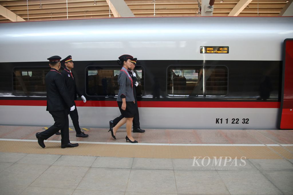 Kru Whoosh bersiap di Stasiun Halim, Jakarta Timur, Rabu (13/9/2023). 
