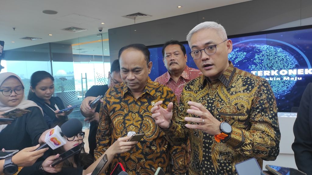 Menteri Komunikasi dan Informatika Budi Arie Setiadi dan CEO Ant International Peng Yang seusai mengadakan pertemuan tertutup di kantor Kemkominfo, Jumat (19/4/2024), di Jakarta.