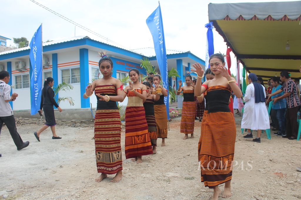 Tarian penyambutan dalam peresmian balai latihan kerja di Desa Pada, Kabupaten Lembata, Nusa Tenggara Timur pada Kamis (25/7/2024). Balai latihan kerja itu dibangun oleh Yayasan Dana Kemanusiaan Kompas.