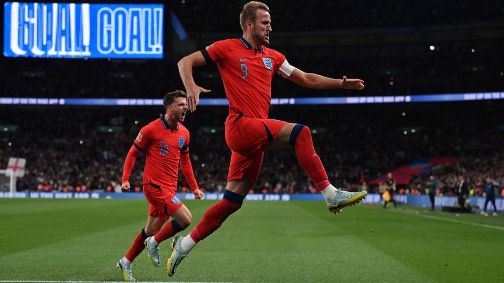 Striker Inggris, Harry Kane (kanan), melakukan selebrasi setelah mencetak gol dari titik penalti saat menghadapi Jerman pada laga Liga Nasional Eropa di Stadion Wembley, Inggris, 26 September 2022. Kane merupakan salah satu striker murni yang berpotensi unjuk gigi di Piala Dunia Qatar 2022. 