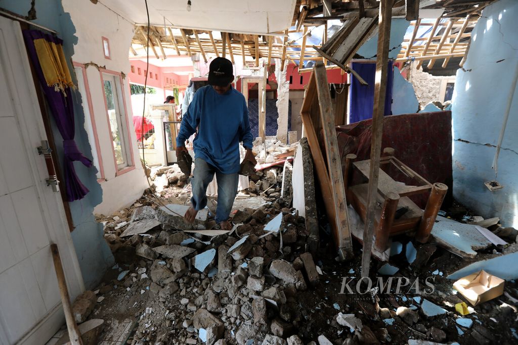 Warga membenahi puing-puing rumahnya di Desa Cirumput, Kecamatan Cugenang, Kabupaten Cianjur, Jawa Barat, Kamis (1/12/2022). 