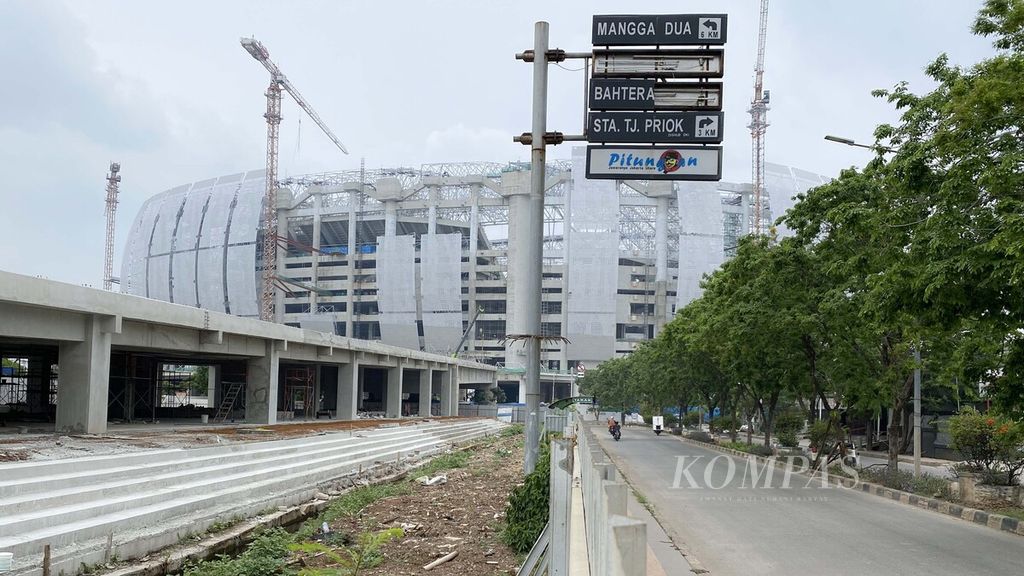 Suasana proyek pembangunan jalan menuju Jakarta International Stadium (JIS) di kawasan Tanjung Priok, Jakarta Utara, Minggu (12/9/2021). 