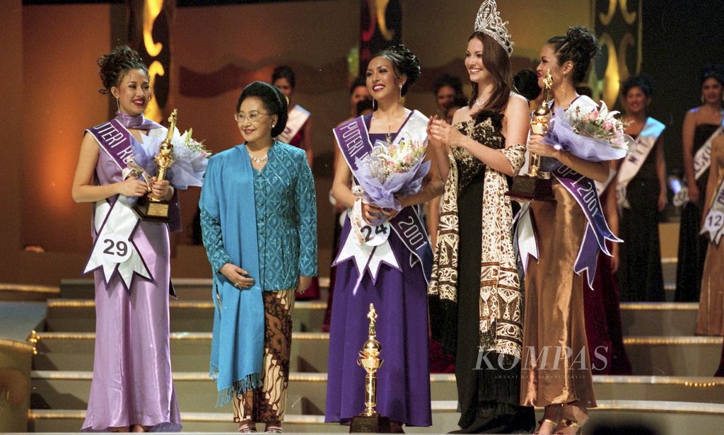 Puteri Indonesia 2001 Angelina Patricia Pingkan Sondakh from North Sulawesi poses with Miss Universe 2001 Denise Quinones from Puerto Rico. Also not left behind was Mooryati Soedibyo, a cosmetics entrepreneur, as well as runners up I and II, Helena Yoranita Souissa from Maluku and Ni Wayan Eka Ciptasari from Bali, Thursday (21/6/2001).