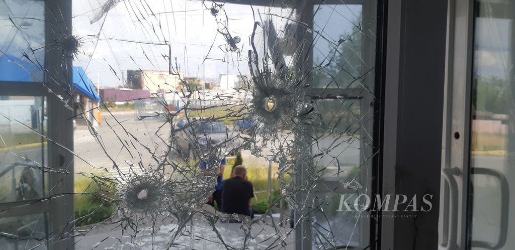 Lubang akibat ditembus peluru di pintu kantor Pusat Logistik Kuehne+Nagel di distrik Gorenka, Provinsi Kyiv, pada Jumat (17/6/2022). Gudang itu terkena 3 rudal dan sejumlah peluru artileri pada 6 Maret 2022. Gudang itu salah satu yang rusak dalam perang Rusia-Ukraina 