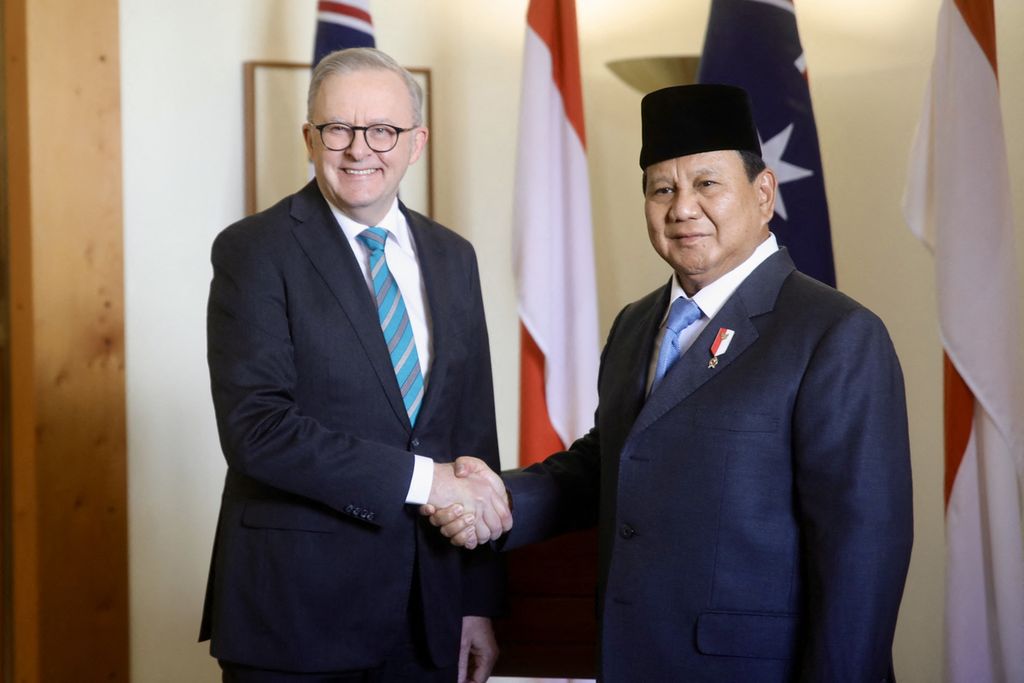 Foto yang dirilis pada 20 Agustus 2024 oleh Tim Media Prabowo menunjukkan Perdana Menteri Australia Anthony Albanese dan Menteri Pertahanan Indonesia sekaligus presiden terpilih Prabowo Subianto berjabat tangan dalam pertemuan bilateral di Canberra, Australia.