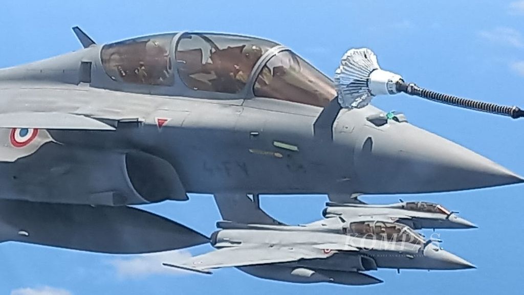 Pesawat tempur Rafale Angkatan Udara Perancis, Senin (12/9/2022) melakukan pengisian bahan bakar di udara dengan menggunakan metode drogue and probe di atas perairan Selat Sunda. Foto diambil dari kabin pesawat tanker A-330 MRTT Angkatan Udara Perancis.