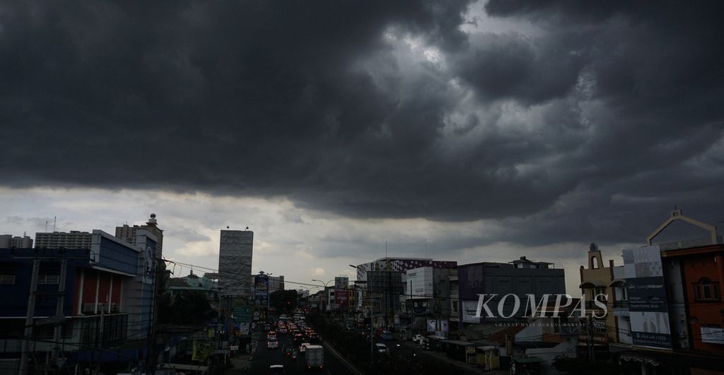 Mendung tebal terlihat di Jalan Margonda Raya, Kota Depok, Jawa Barat, Kamis (25/11/2021). 