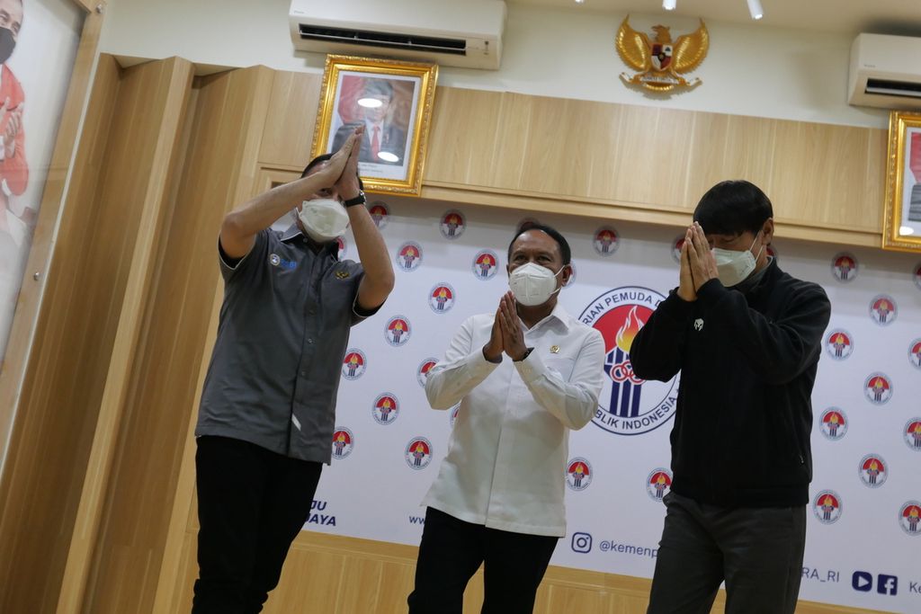 Ketua Umum PSSI Mochamad Iriawan (kiri), Menpora Zainudin Amali (tengah), dan Pelatih Indonesia Shin Tae-yong berpose seusai konferensi pers mengenai rencana PSSI melakukan naturalisasi pemain, Kamis (10/2/2022), di Jakarta.