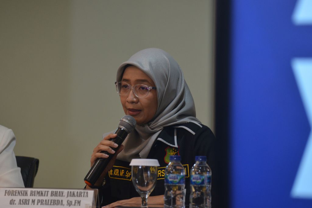Dokter Forensik Rumah Sakit Polri Asri M Pralebda menjelaskan kematian satu keluarga di Kalideres saat jumpa pers di gedung Ditreskrimum Polda Metro Jaya, Jakarta Selatan, Jumat (9/12/2022).