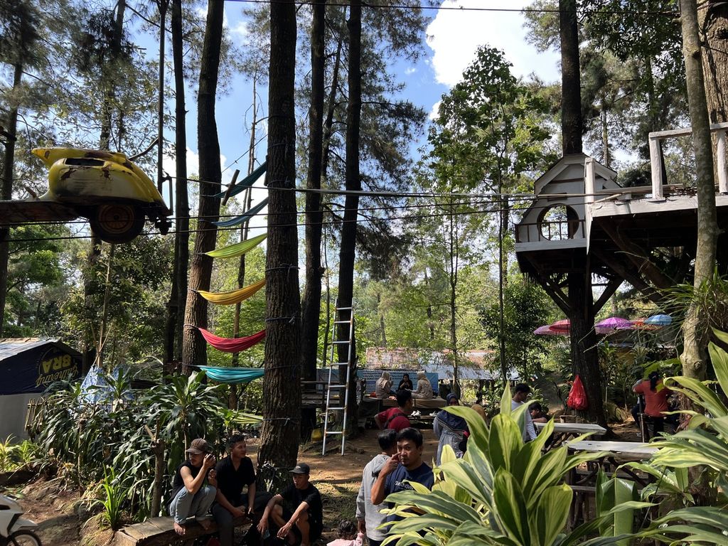 Sejumlah wisatawan lokal saat menghabiskan libur Lebaran di Taman Wisata Alam Gunung Pancar, Sentul, Bogor, Jawa Barat, Senin (24/4/2023). Area piknik menjadi tempat paling ramai di Taman Wisata Alam tersebut.