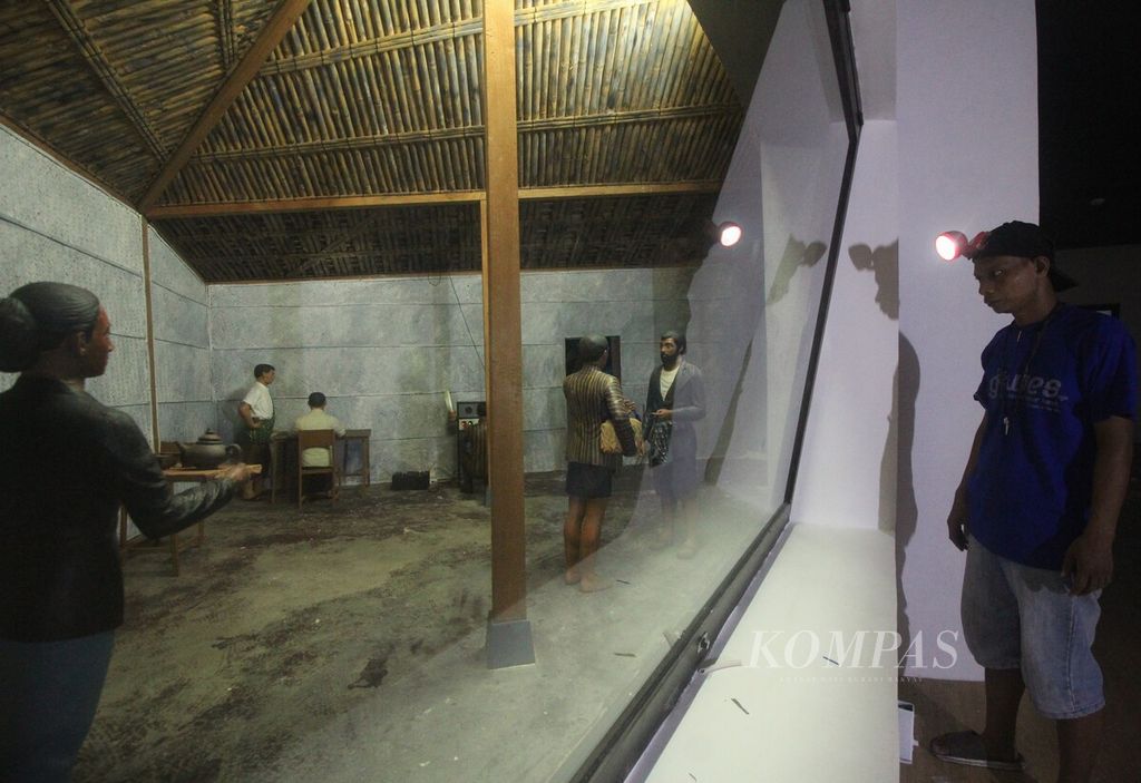 Pekerja sedang mengamati sebuah diorama di Museum Benteng Vredeburg, DI Yogyakarta, Sabtu (27/4/2024). 