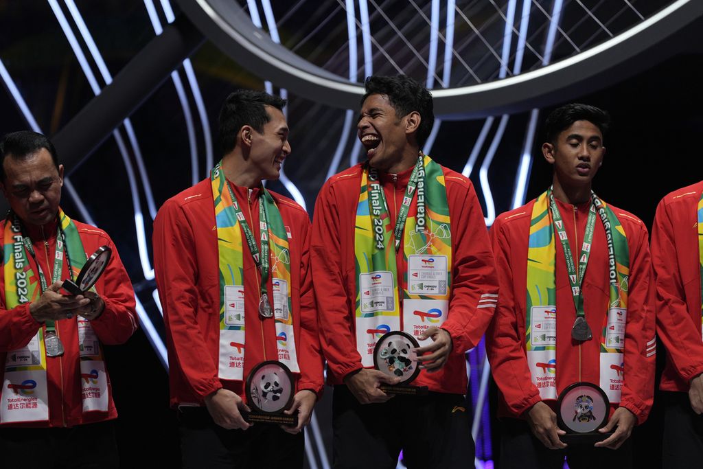 Tunggal putra Jonatan Christie dan Chico Aura Dwi Wardoyo bergurau setelah pertandingan final antara Indonesia dan China di Chengdu, China, Minggu (5/5/2024). China menjuarai Piala Thomas 2024. 