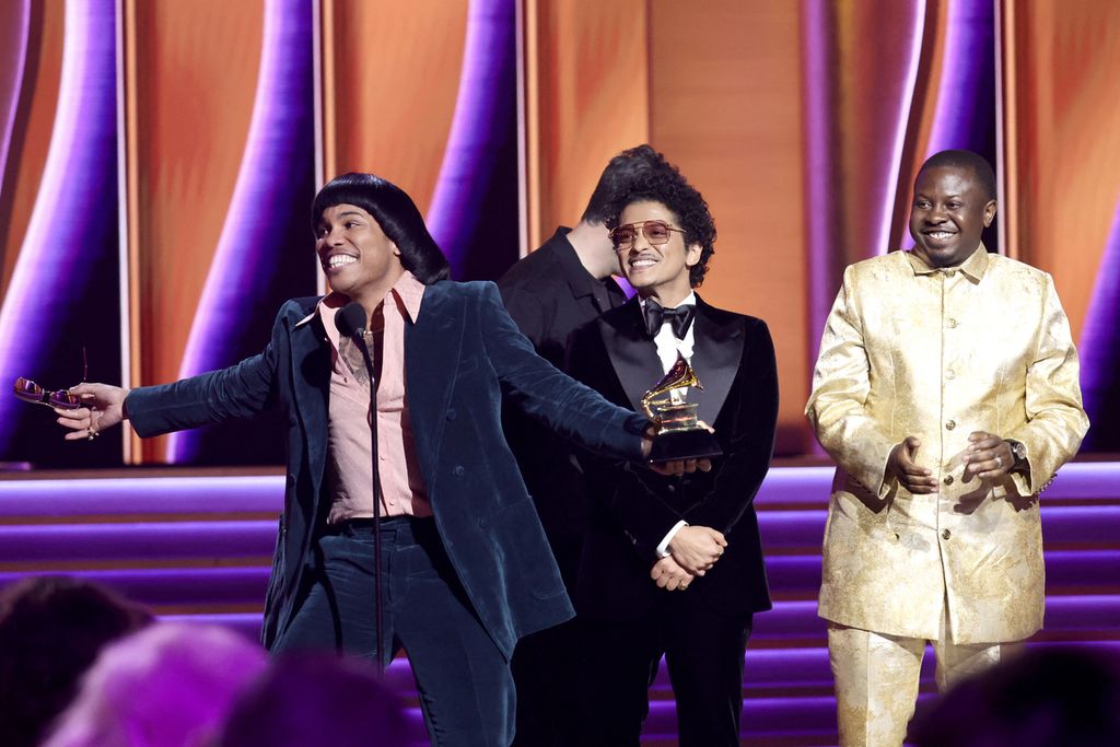 Anderson .Paak dan Bruno Mars (dari kiri ke kanan) menerima penghargaan Grammy Awards untuk kategori rekaman terbaik lewat lagu ”Leave The Door Open”. Acara tahunan Grammy Awards berlangsung di MGM Grand Garden Arena, Las Vegas, Amerika Serikat, Minggu (3/4/2022) waktu AS. 