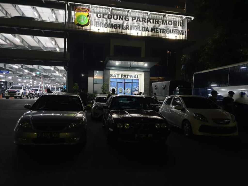 Ditlantas Polda Metro Jaya menilang sebelas pengemudi mobil yang balapan liar di Jalan Gerbang Pemuda, Jakarta, Sabtu (26/9/2020) dini hari. Polisi menyita mobil pengendara yang tidak bisa menunjukkan surat tanda nomor kendaraan.