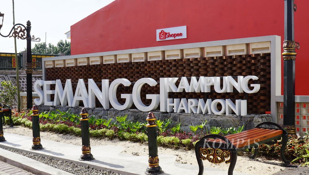 Papan nama kampung dari kawasan kumuh yang ditata di Kelurahan Semanggi, Kota Surakarta, Jateng, Selasa (7/2/2023).