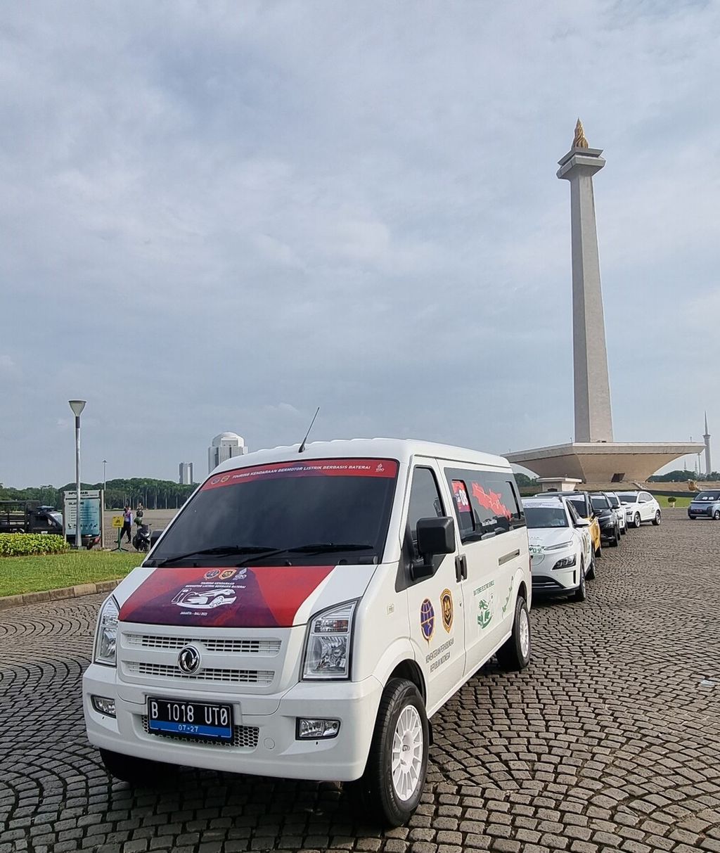 Sejumlah mobil listrik secara resmi dilepas untuk melakukan perjalanan touring Jakarta-Bali, Senin (7/11/2022), di Silang Monas, Jakarta, dalam rangka penyelenggaraan KTT G20. Di antara mobil listrik tersebut, ada pula mobil niaga DFSK Gelora E. ARSIP PT Sokonindo Automobile