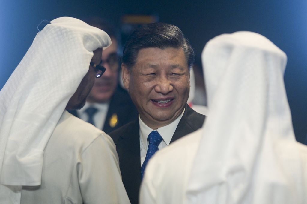 Presiden China Xi Jinping (tengah) berbincang dengan Presiden Uni Emirat Arab Sheikh Mohamed bin Zayed al-Nahyan (kiri) saat pembukaan KTT G20 di Nusa Dua, Bali, Selasa (15/11/2022).