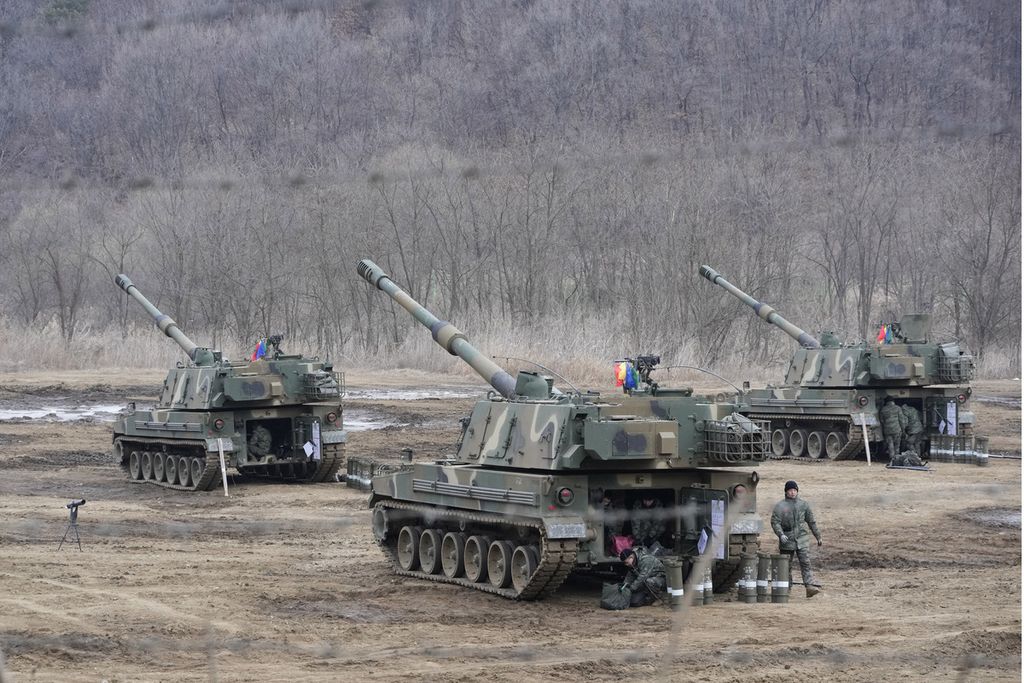 Pasukan keamanan Korea Selatan berlatih dengan howitzer swagerak K-9 di Paju, Korea Selatan, dekat perbatasan dengan Korea Utara, Kamis (16/2/2023). 