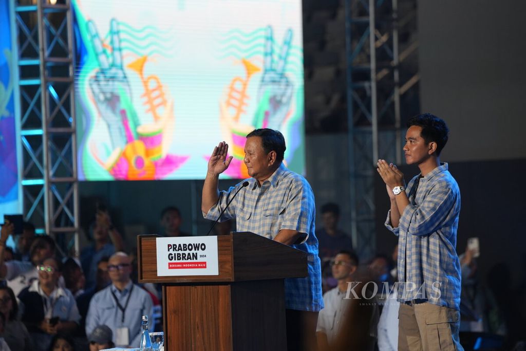 Calon presiden-calon wakil presiden nomor urut 2, Prabowo Subianto-Gibran Rakabuming Raka, menemui pendukungnya di Istora Senayan, Jakarta, Rabu (14/2/2024).  