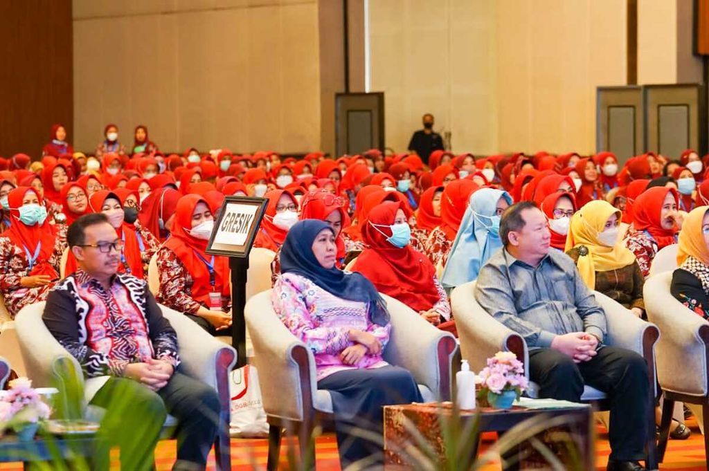 Gubernur Jatim Khofifah Indar Parawansa saat acara Edukasi 1.000 Bidan dan Intervensi Stunting di Dyandra Surabaya, Sabtu (11/2/2023). Bidan menjadi salah satu garda depan dalam penanganan <i>stunting</i> di Jatim.