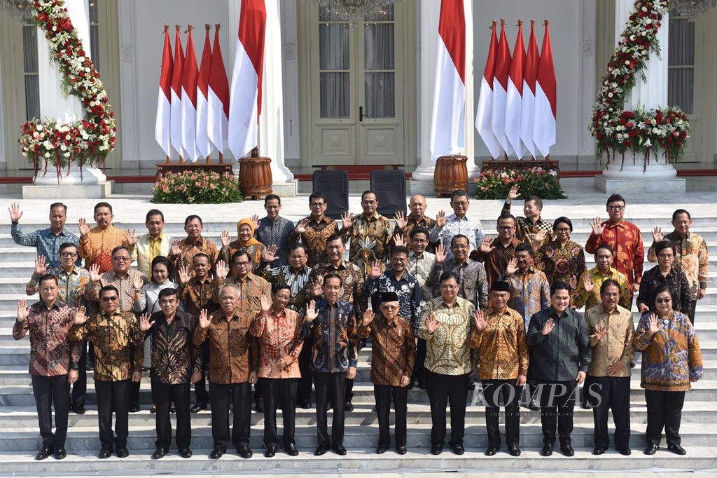 Presiden Joko Widodo bersama Wakil Presiden Ma'ruf Amin berfoto bersama para calon menteri yang akan dilantik di halaman depan Istana Merdeka, Jakarta, Rabu (23/10/2019).