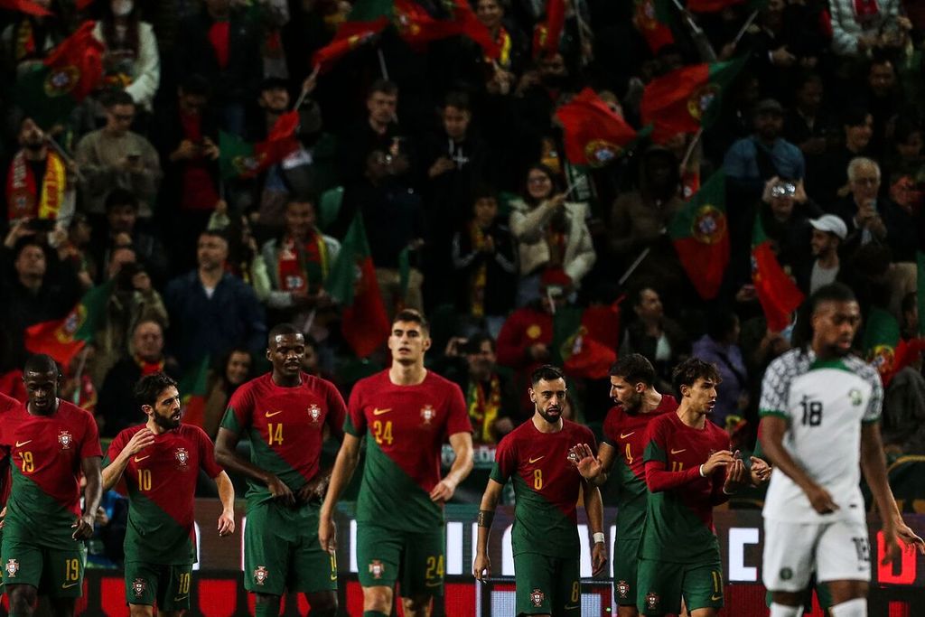 Gelandang Portugal Bruno Fernandes (keempat dari kanan) melakukan selebrasi bersama timnya setelah mencetak gol dalam pertandingan persahabatan antara Portugal dan Nigeria di Stadio Alvalade, Lisabon, Portugal, Jumat (18/11/2022) dini hari WIB. Portugal mengalahkan Nigeria, 4-0, meskipun tanpa Cristiano Ronaldo. 