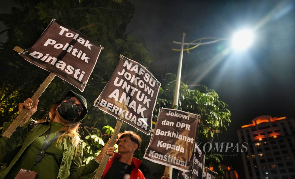 Sejumlah masyarakat menggelar aksi diam dan membawa poster di depan Hotel Ayana, Jakarta, saat di hotel tersebut digelar Rapat Konsinyering Pembahasan Empat Rancangan Peraturan Komisi Pemilihan Umum (PKPU) tentang Pemilihan Gubernur dan Wakil Gubernur, Bupati dan Wakil Bupati, Wali Kota dan Wakil Wali Kota pada Pilkada 2024, Sabtu (24/8/2024) malam. 