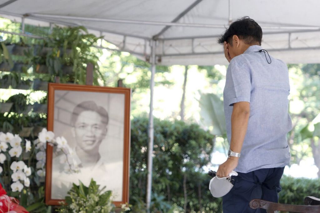 Dalam foto yang disediakan oleh Kantor Ferdinand Marcos Jr., calon presiden Ferdinand "Bongbong" Marcos Jr mengunjungi makam ayahnya di Taman Makam Pahlawan Nasional di Metro Manila, Filipina, Selasa (10/5/2022). (Office of Ferdinand Marcos Jr. via AP)