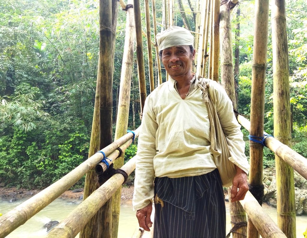 Ayah Ardi (67), warga Kampung Cibeo, Baduy Dalam, melintas perbatasan wilayah Baduy Dalam dan Baduy Luar, Kamis (21/7/2022).