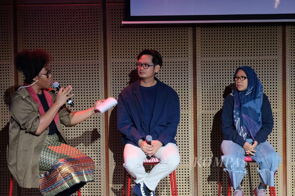 Sutradara dan produser Bayu Pontiagust (tengah) serta perwakilan Kelompok Sandiwara Sunda Miss Tjitjih, Elly Herawati (kanan), menghadiri konferensi pers dan penayangan drama musikal berjudul <i>#MusikalDiRumahAja: Beranak dalam Kubur</i> di Jakarta, Kamis (2/11/2023). Drama ini diangkat dari cerita yang ditulis dan dipentaskan Kelompok Sandiwara Sunda Miss Tjitjih pada 1960-an. Adapun drama musikal ini dibawakan oleh BOOW Live. Drama yang dibagi dalam tiga episode ini akan ditayangkan di Youtube pada 6-8 November 2023.