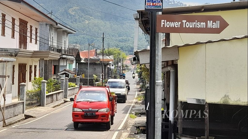 Papan penunjuk arah ke Mal Bunga Sidomulyo terpampang di salah satu perempatan di kawasan sentra bunga Desa Sidomulyo, Kecamatan Bumiaji, Kota Batu, Jawa Timur, sebagaimana difoto, Senin (11/4/2022).