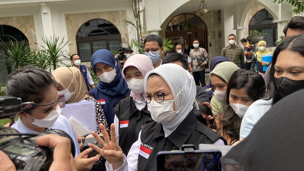 Kepala Badan Pengawas Obat dan Makanan (BPOM) Penny K Lukito (tengah, masker putih) menjawab pertanyaan wartawan tentang obat dengan cemaran etilen glikol dan dietilen glikol di Jakarta pada Kamis (27/10/2022).