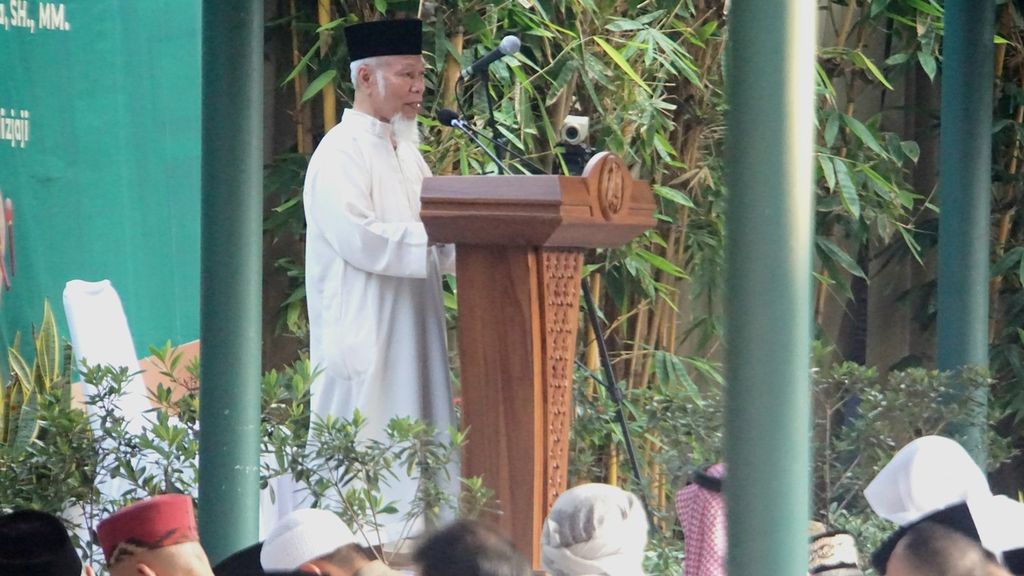 Anggota Pembina Dewan Dakwah Islamiyah Indonesia, Abdullah Hehamahua, menyampaikan khotbah saat shalat Idul Fitri 1444 Hijriah di Masjid Agung Sunda Kelapa, Menteng, Jakarta, Sabtu (22/4/2023).