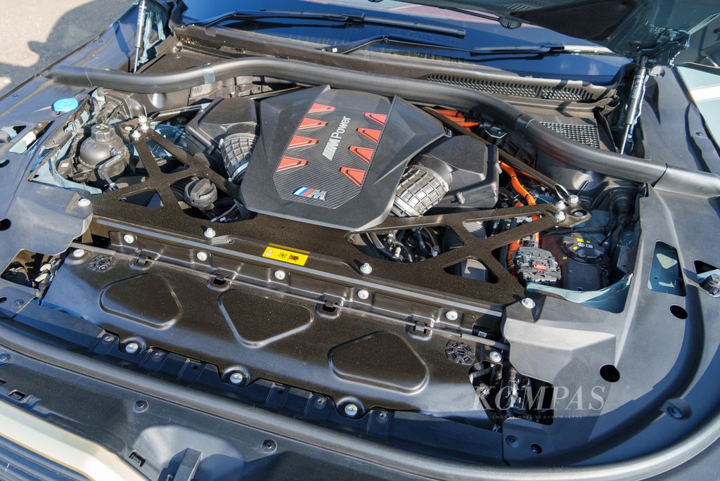 Ruang mesin BMW XM dengan mesin V8 twin-turbo.