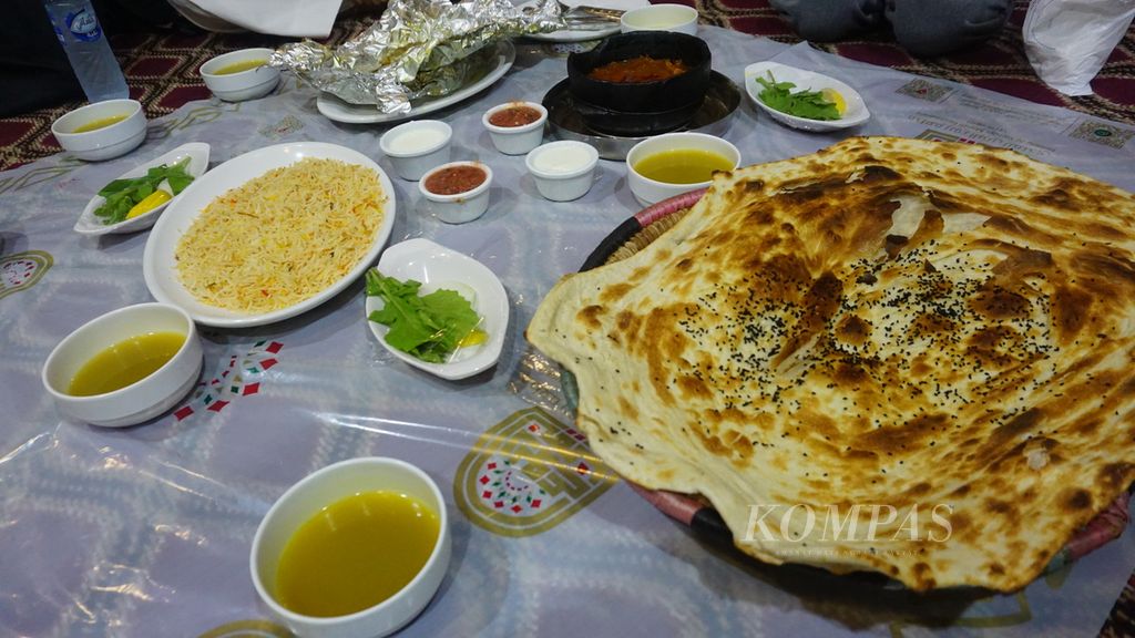 Aneka hidangan Arab yang disajikan di Restoran Robou Al Yaman di Bur Dubai, Dubai, Uni Emirat Arab, Rabu (20/3/2024).
