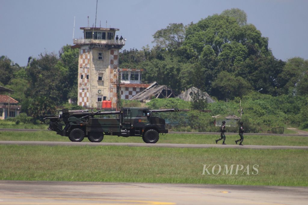 Artileri medan sistem kanon dengan kaliber 155 milimeter dikawal oleh pasukan Komando Gerak Cepat (Kopasgat) dari TNI Angkatan Darat untuk melakukan latihan bersama tentara AS di Pangkalan TNI Angkatan Udara Sri Mulyono Herlambang, Palembang, Sumatera Selatan, Selasa (9/8/2022).