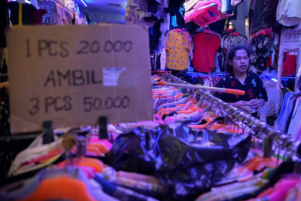 Banderol harga pakaian dipasang di antara baju-baju yang dijual di Pasar Senen, Jakarta Pusat, Kamis (2/3/2023). Masyarakat Indonesia masih menggemari berbelanja pakaian bekas atau <i>thrifting</i>. Kegemaran berbelanja pakaian bekas ini dapat mengancam pertumbuhan UMKM di Indonesia. 
