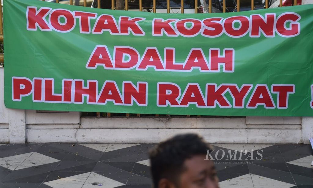 Spanduk milik Gerakan Coblos Kotak Kosong yang berunjuk rasa dipasang di depan Kantor DPRD Surabaya, Jawa Timur, Selasa (17/9/2024). 