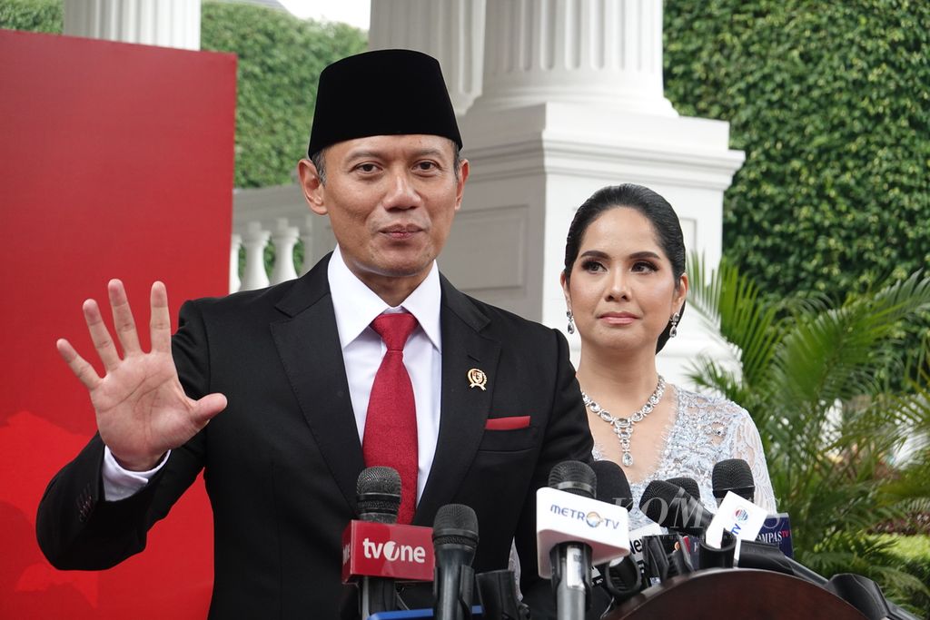 Presiden Joko Widodo secara resmi melantik Agus Harimurti Yudhoyono sebagai Menteri Agraria dan Tata Ruang/Kepala Badan Pertanahan Nasional di Kabinet Indonesia Maju dalam sisa masa jabatan periode tahun 2019-2024. Acara pelantikan digelar di Istana Negara, Jakarta, pada Rabu (21/2/2024).