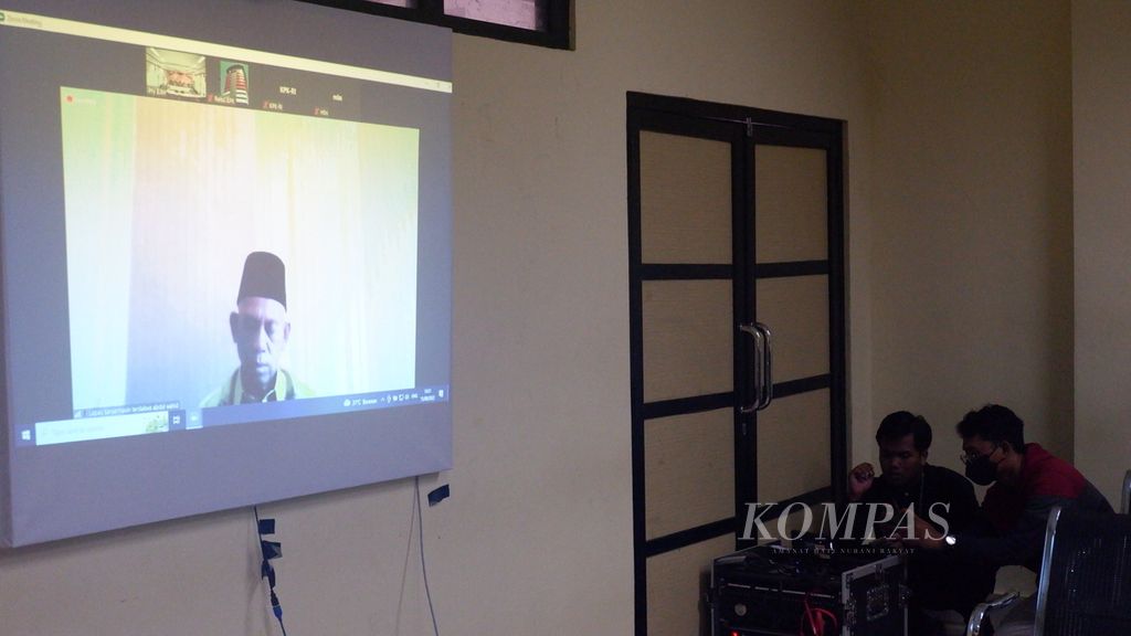 Bekas Bupati Hulu Sungai Utara Abdul Wahid hadir secara virtual dalam sidang putusan perkara tindak pidana korupsi yang menjeratnya di Pengadilan Tindak Pidana Korupsi Banjarmasin, Kalimantan Selatan, Senin (15/8/2022). 