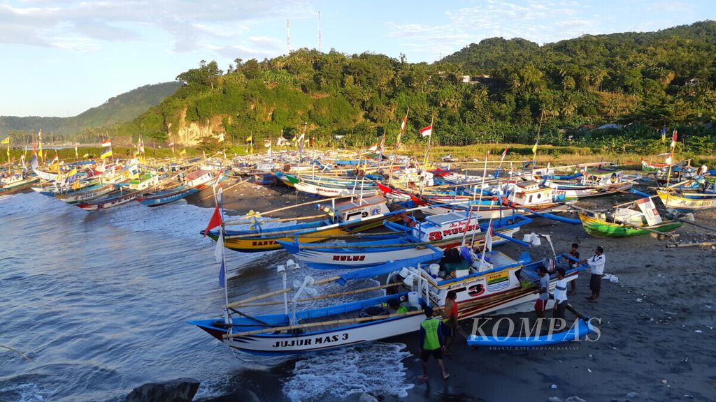 Sejumlah nelayan menarik perahu mereka di Pantai Cisolok, Kabupaten Sukabumi, Jawa Barat, pada pagi awal Mei 2019 lalu, setelah melaut di perairan Samudra Indonesia.
