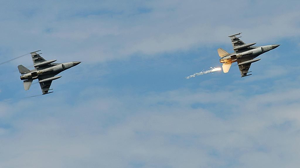 Foto yang diambil pada 30 Mei 2019 ini menunjukkan dua jet tempur F-16 Angkatan Udara Taiwan meluncurkan suar saat latihan militer bertajuk Han Kuang ke-35 di Distrik Pingtung, Taiwan selatan. Departemen Luar Negeri Amerika Serikat, Rabu (21/8/2019), menyetujui penjualan 66 pesawat tempur F-16 Blok 70/72 untuk Taiwan. 