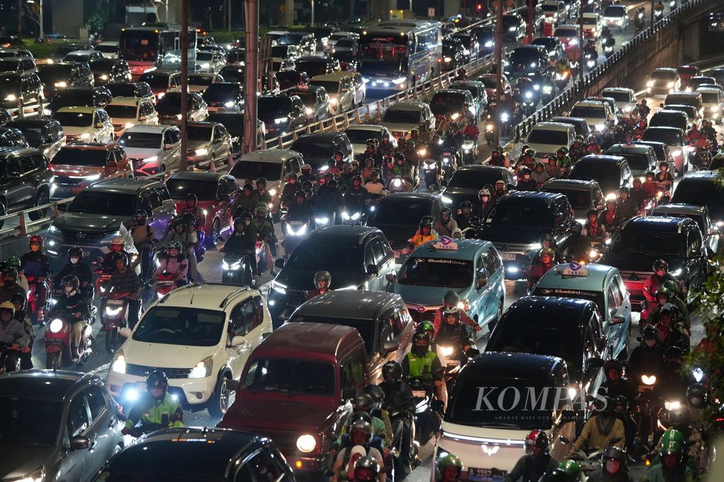 Kemacetan jam pulang kerja di Jalan Gatot Subroto, Jakarta Selatan, Senin (24/6/2024). 